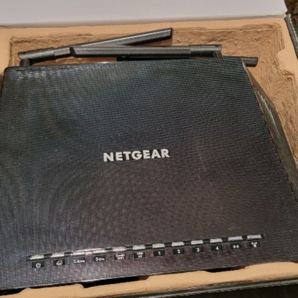 Netgear NightHawk Smart WIFI Router AC1750 R6700 Black - Picture 2 of 9